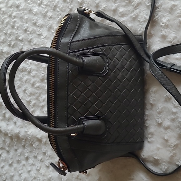 Sasha + Sofi gray zippered purse with weave design. Handle and shoulder strap. - Picture 4 of 17